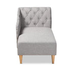 Chauffeuse capitonnée en tissu beige/gris avec dossier volute et pieds finition chêne, 1 place