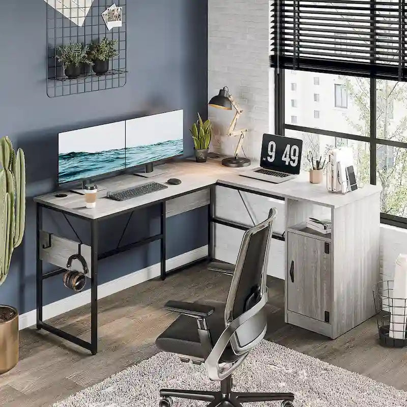 Bureau en L avec armoire de rangement et tour de processeur, finition gris cendre/blanc cendre/noir doré/marron rustique, assemblage par 1 personne