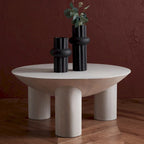Table basse ronde en manguier massif, finition blanchie/naturelle, avec 3 pieds cylindriques, assemblage par 1 personne