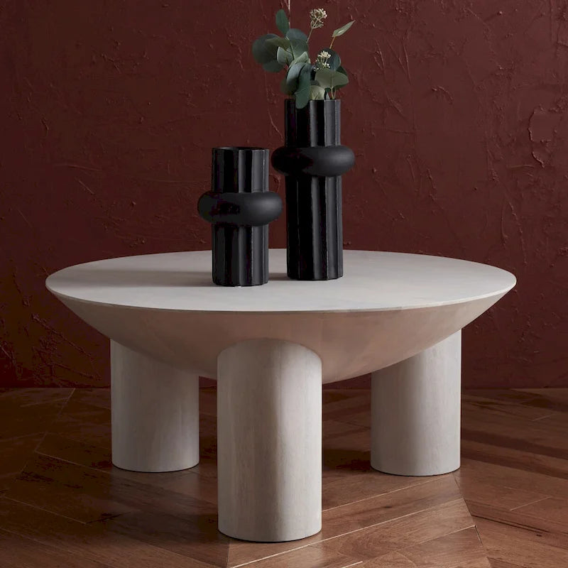 Table basse ronde en manguier massif, finition blanchie/naturelle, avec 3 pieds cylindriques, assemblage par 1 personne