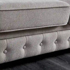 Canapé Chesterfield en lin gris clair avec accoudoirs arrondis et pieds en bois massif, 3 places