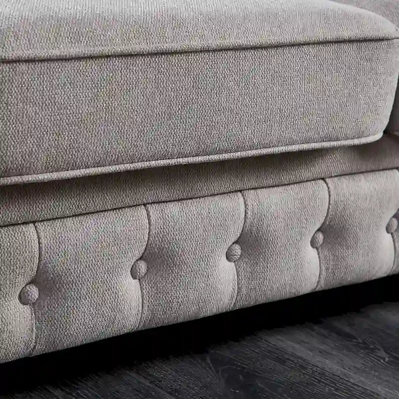 Canapé Chesterfield en lin gris clair avec accoudoirs arrondis et pieds en bois massif, 3 places