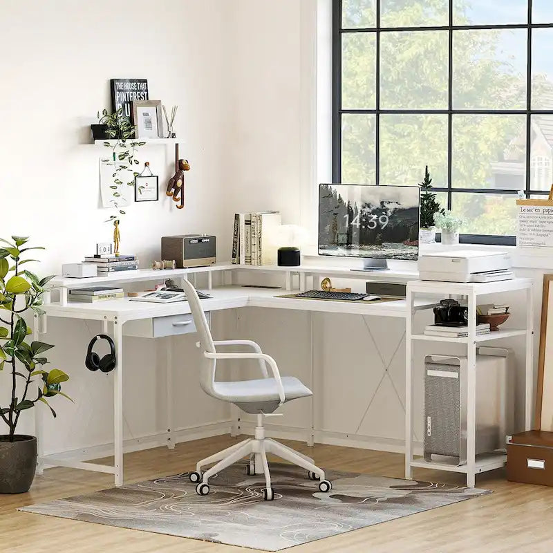 Bureau gaming d'angle avec lumières LED, prises électriques et support de moniteur, montage par 1 personne, blanc / marron / gris / noir